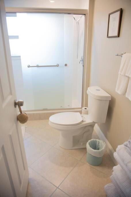 Two Bedroom Ranch With Private Deck Close To Beach ليك وورث المظهر الخارجي الصورة